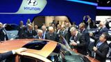 VW-Chef Martin Winterkorn begutachtet den neuen Hyundai i10 auf der IAA.
