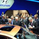 VW-Chef Martin Winterkorn begutachtet den neuen Hyundai i10 auf der IAA.