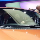 VW-Chef Martin Winterkorn zusammen mit Ulrich Hackenberg im Hyundai i10 auf der IAA.