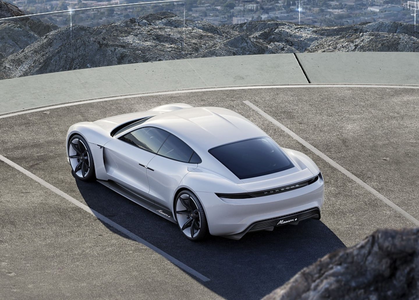 Porsche Misson E - flach gestreckt
