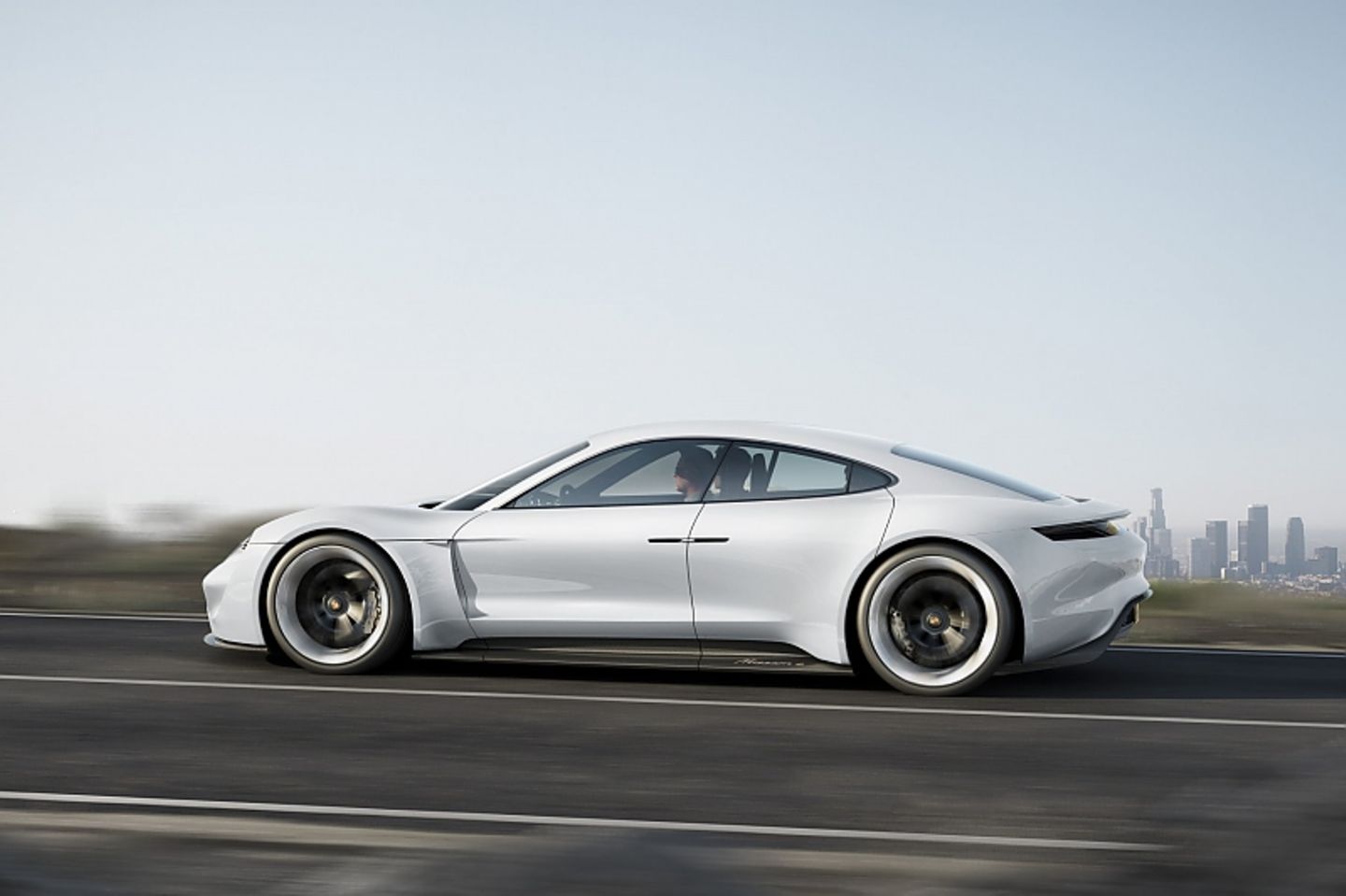 Porsche Misson E - nur 1,30 Meter hoch