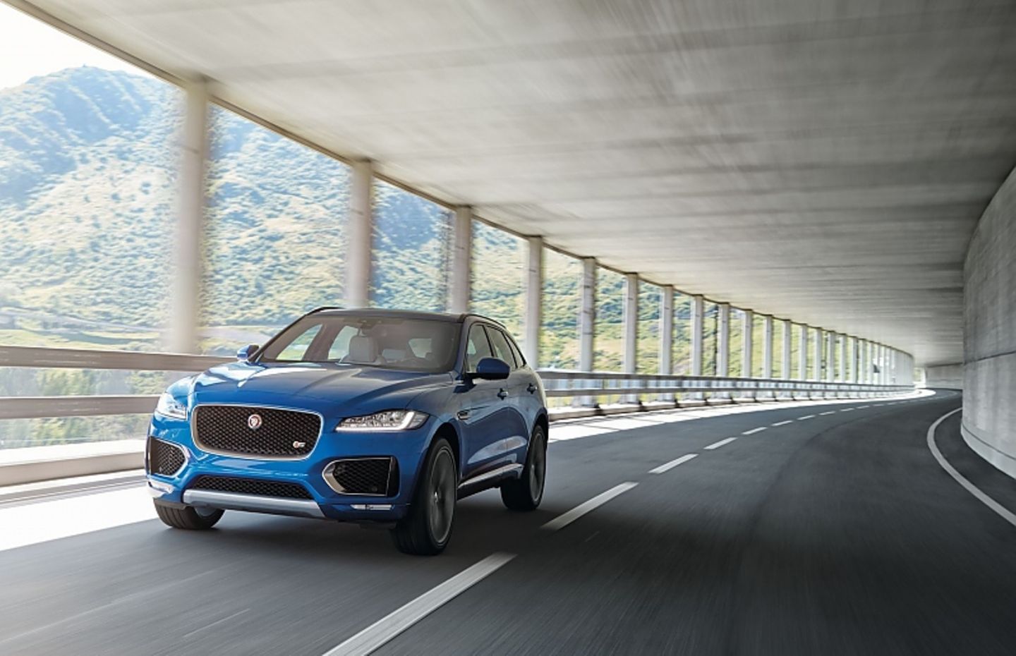 Der Jaguar F-Pace ist 4,73 Meter lang,...