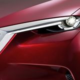 Die Chromspangen verlängern den Kühlergrill in die LED-Scheinwerfer hinein