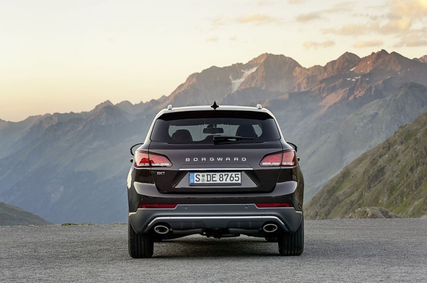 Das Heck des Borgward BX 7 mit einer doppelflutigen Auspuffanlage