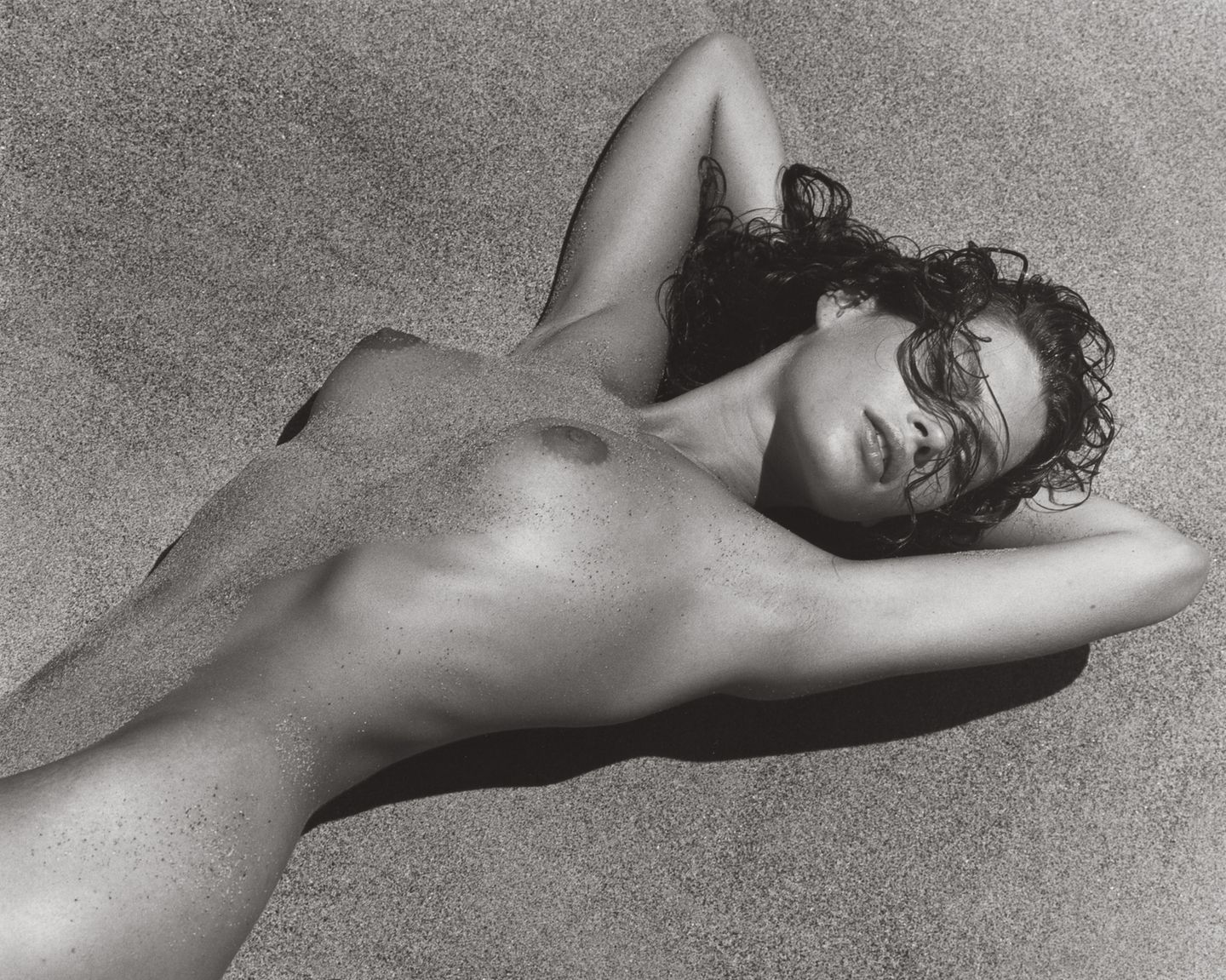 Herb Ritts Carrie in Sand 2