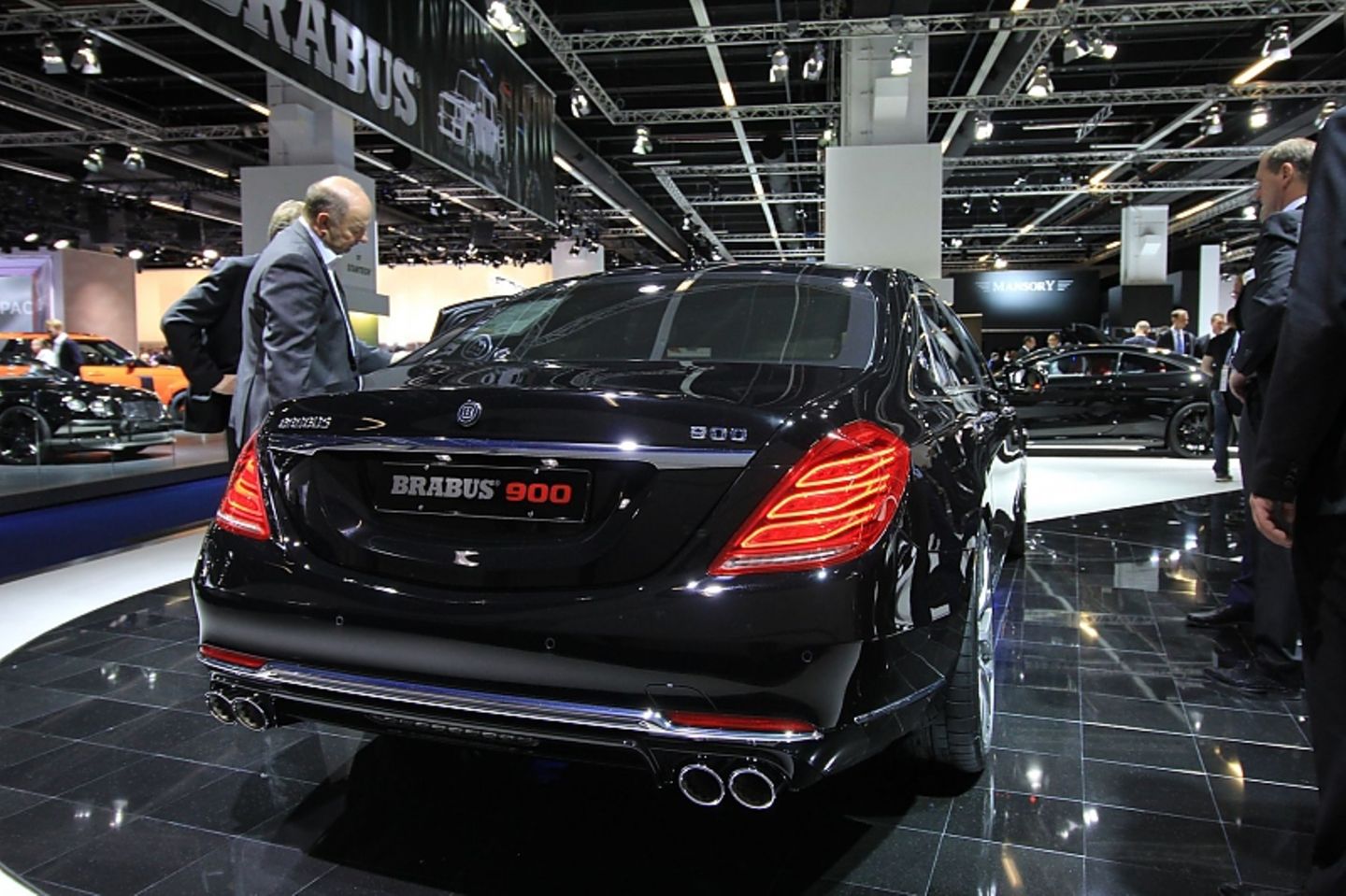 900 PS in einer Luxuslimousine - mehr braucht keiner.