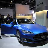 Matt blau foliert: der Brabus Tesla Model S.
