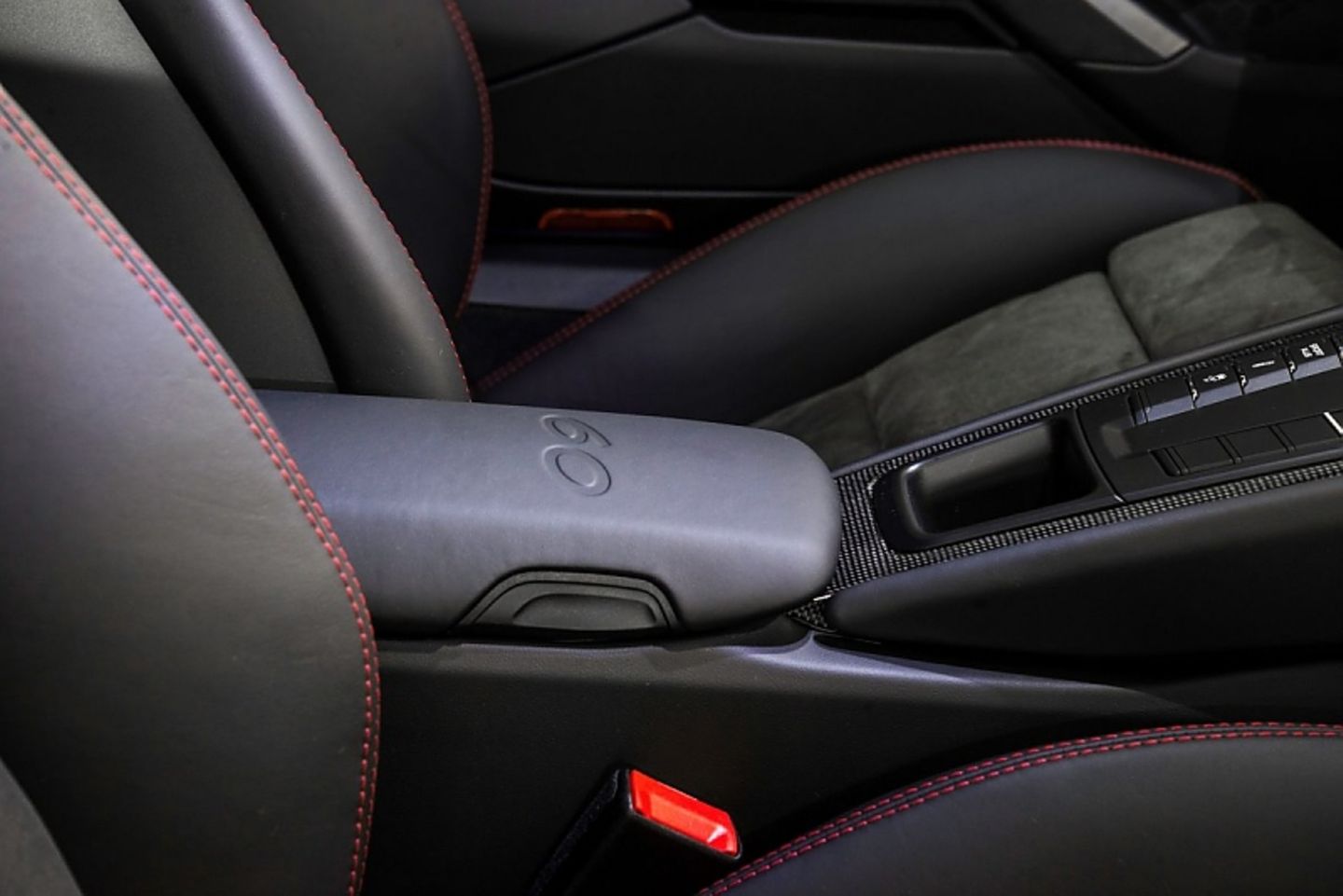Porsche 911 GTS Club Coupé - die 60 steht auch auf der Mittelarmlehne