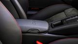 Porsche 911 GTS Club Coupé - die 60 steht auch auf der Mittelarmlehne