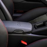 Porsche 911 GTS Club Coupé - die 60 steht auch auf der Mittelarmlehne