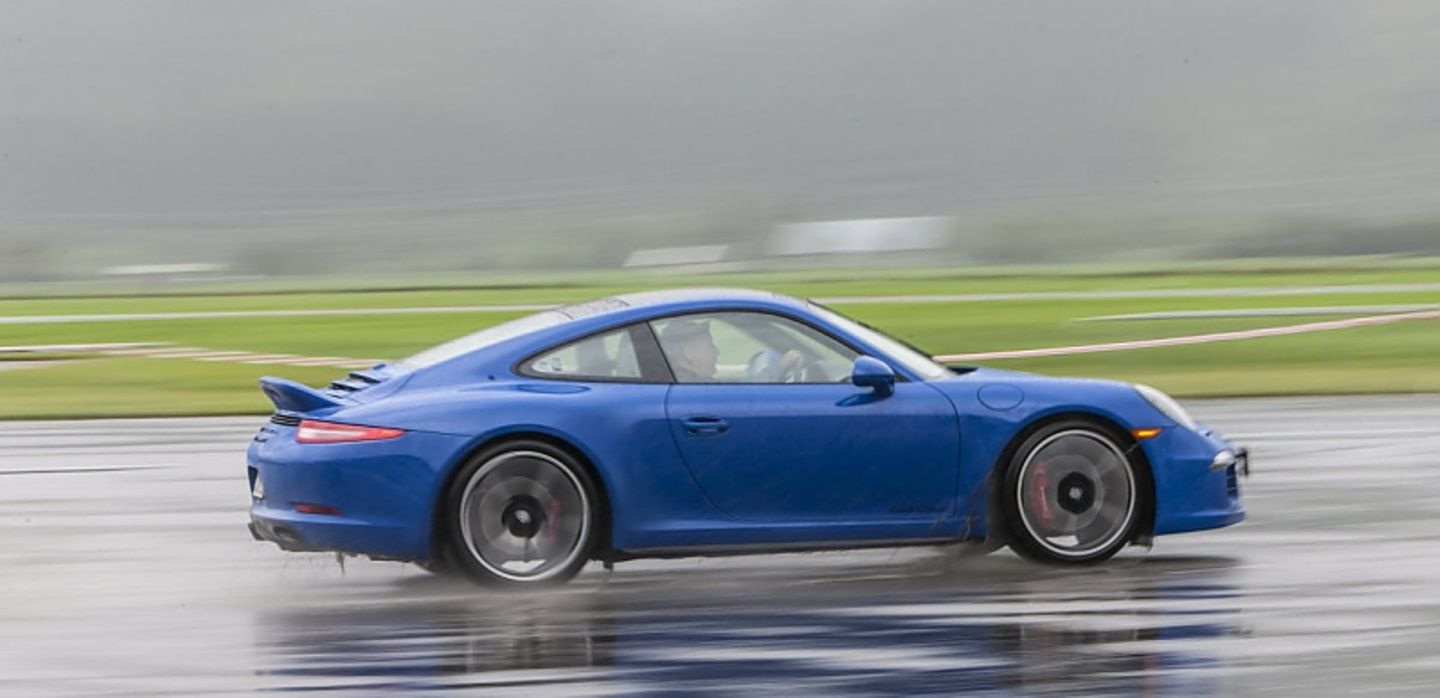 Porsche 911 GTS Club Coupé - unterwegs im Regen