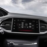 Der Bildschirm fügt sich harmonisch ins Armaturenbrett ein.