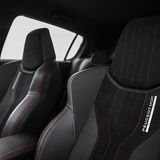 Die Schalensitze sind in Leder und Alcantara gehalten.