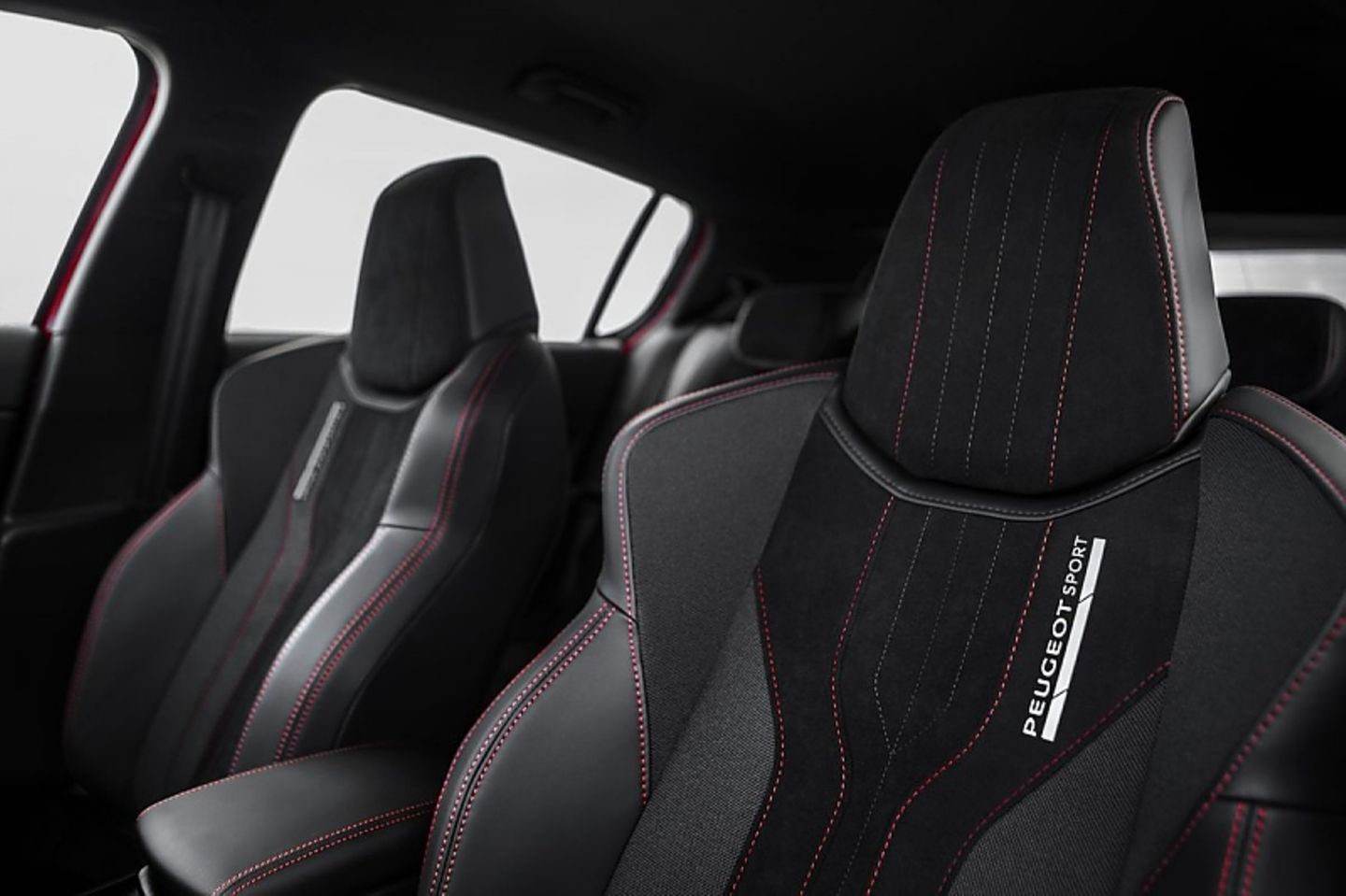 Die Schalensitze sind in Leder und Alcantara gehalten.