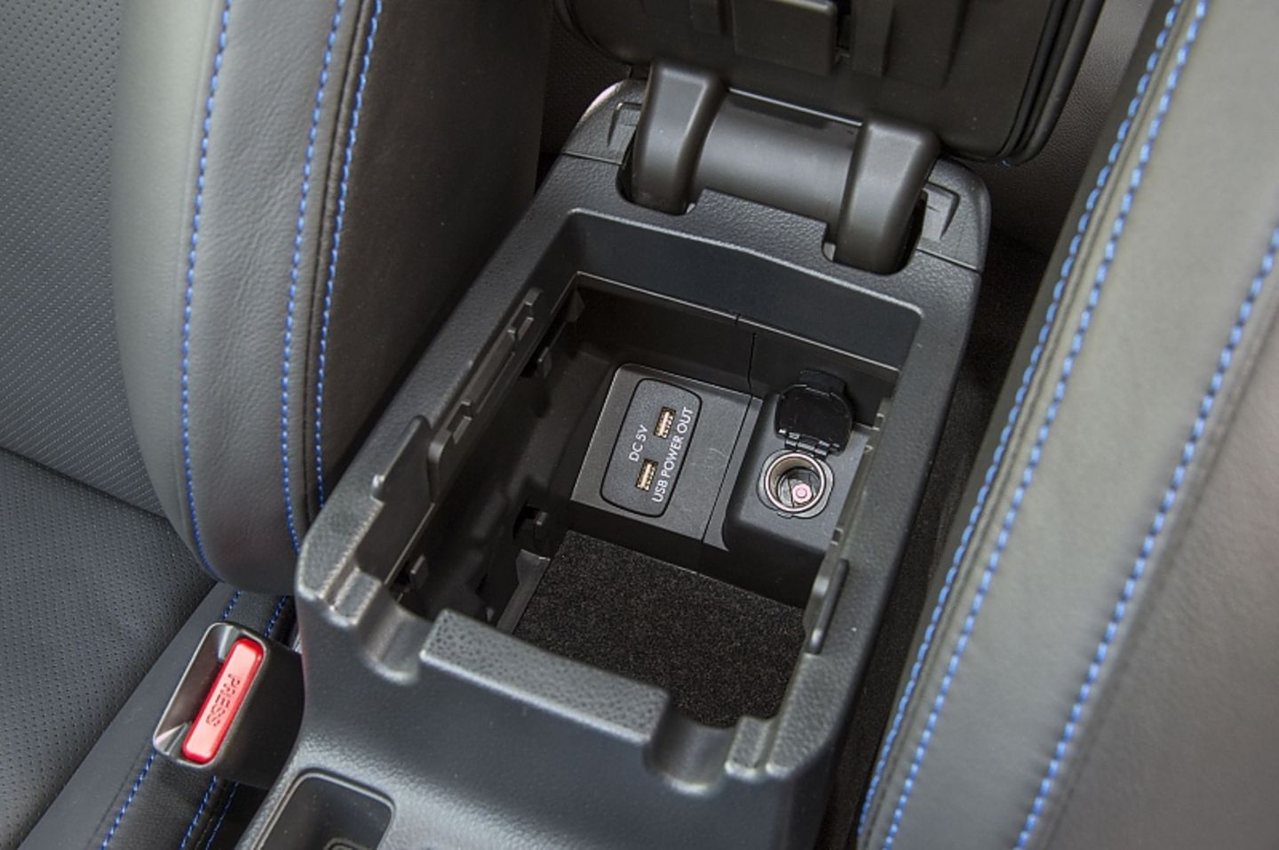 Zwei USB-Anschlussbuchsen sind vorhanden.