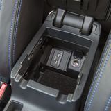 Zwei USB-Anschlussbuchsen sind vorhanden.