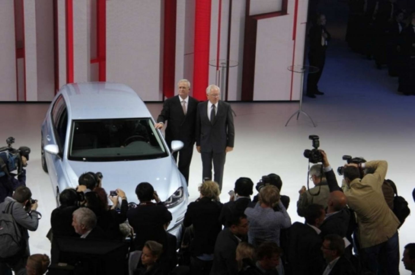 Martin Winterkorn und Ulrich Hackenberg posieren neben dem aktuellen VW Golf