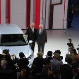 Martin Winterkorn und Ulrich Hackenberg posieren neben dem aktuellen VW Golf