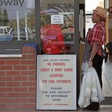 Treibstoff gibt es nur gegen Bares.