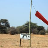 Windsack, Schild, Schotterpiste und fertig ist der Flughafen.