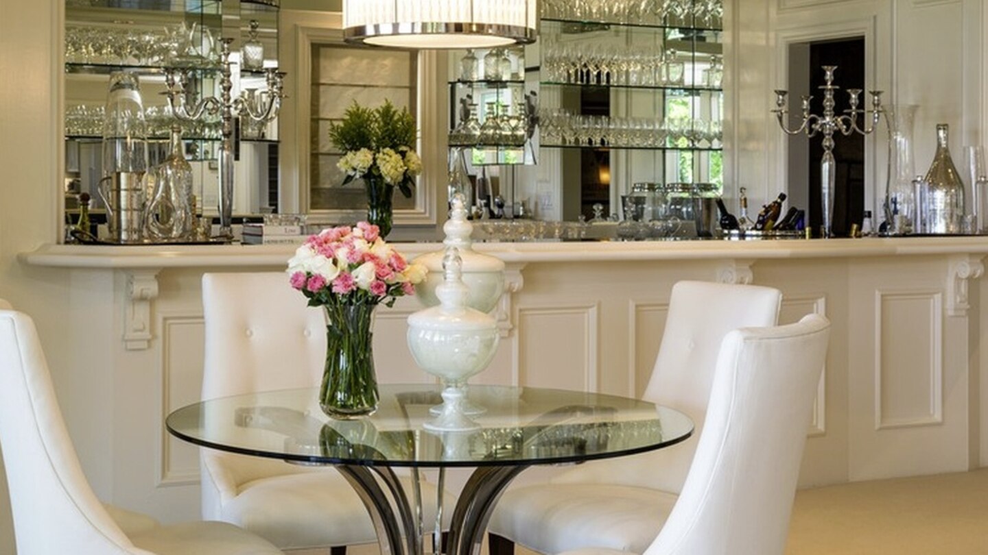 Auch über eine gemütliche Bar verfügt die Villa
