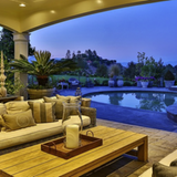 Von der überdachten Veranda hat man einen tollen Blick auf den Pool