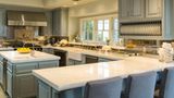 Ein Traum ist auch die Küche, in der Holz mit Marmor kombiniert wurde