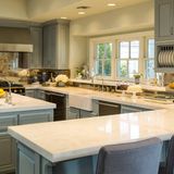 Ein Traum ist auch die Küche, in der Holz mit Marmor kombiniert wurde