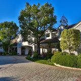 Neben dem Vorparkplatz für Gäste haben in der Garage bis zu acht Autos Platz.