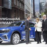Martin Winterkorns letzter großer Auftritt als VW-Chef auf der IAA zusammen mit der Bundeskanzlerin Angela Merkel und VW-Markenc