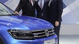 Martin Winterkorn (links), VW-Markenchef Herbert Diess (Mitte) und VW Technikchef Heinz Jakob Neußer am Tiguan GTE