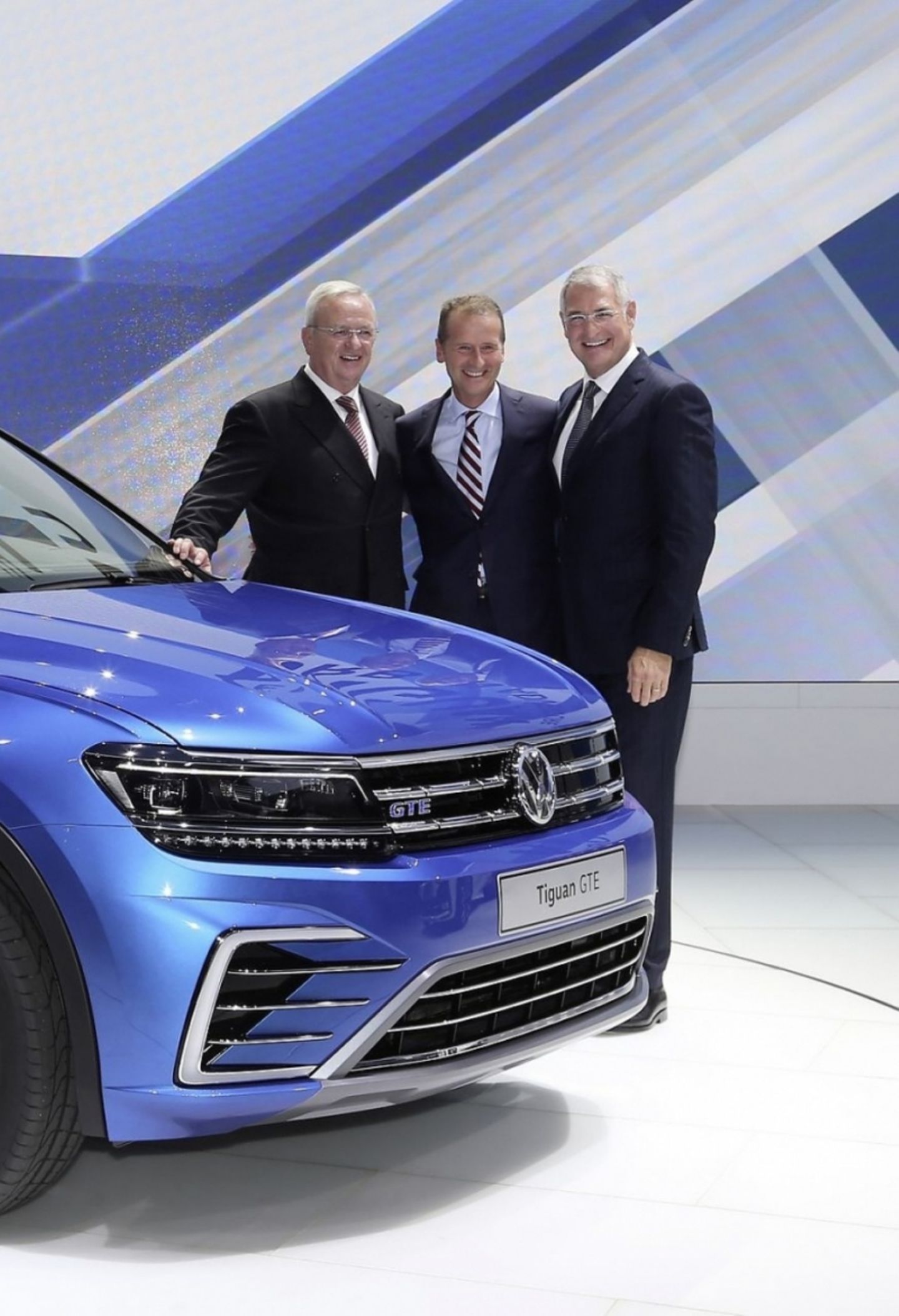 Martin Winterkorn (links), VW-Markenchef Herbert Diess (Mitte) und VW Technikchef Heinz Jakob Neußer am Tiguan GTE