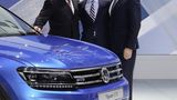 Martin Winterkorn (links), VW-Markenchef Herbert Diess (Mitte) und VW Technikchef Heinz Jakob Neußer am Tiguan GTE