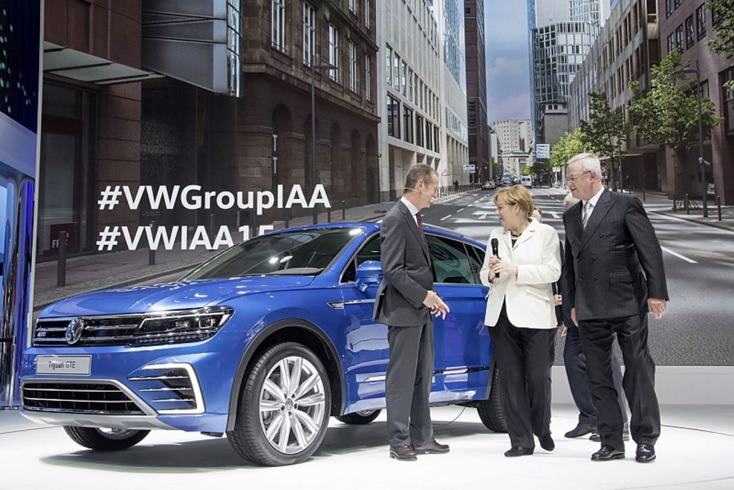 Martin Winterkorns letzter großer Auftritt als VW-Chef auf der IAA zusammen mit der Bundeskanzlerin Angela Merkel und VW-Markenc