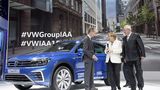 Martin Winterkorns letzter großer Auftritt als VW-Chef auf der IAA zusammen mit der Bundeskanzlerin Angela Merkel und VW-Markenc