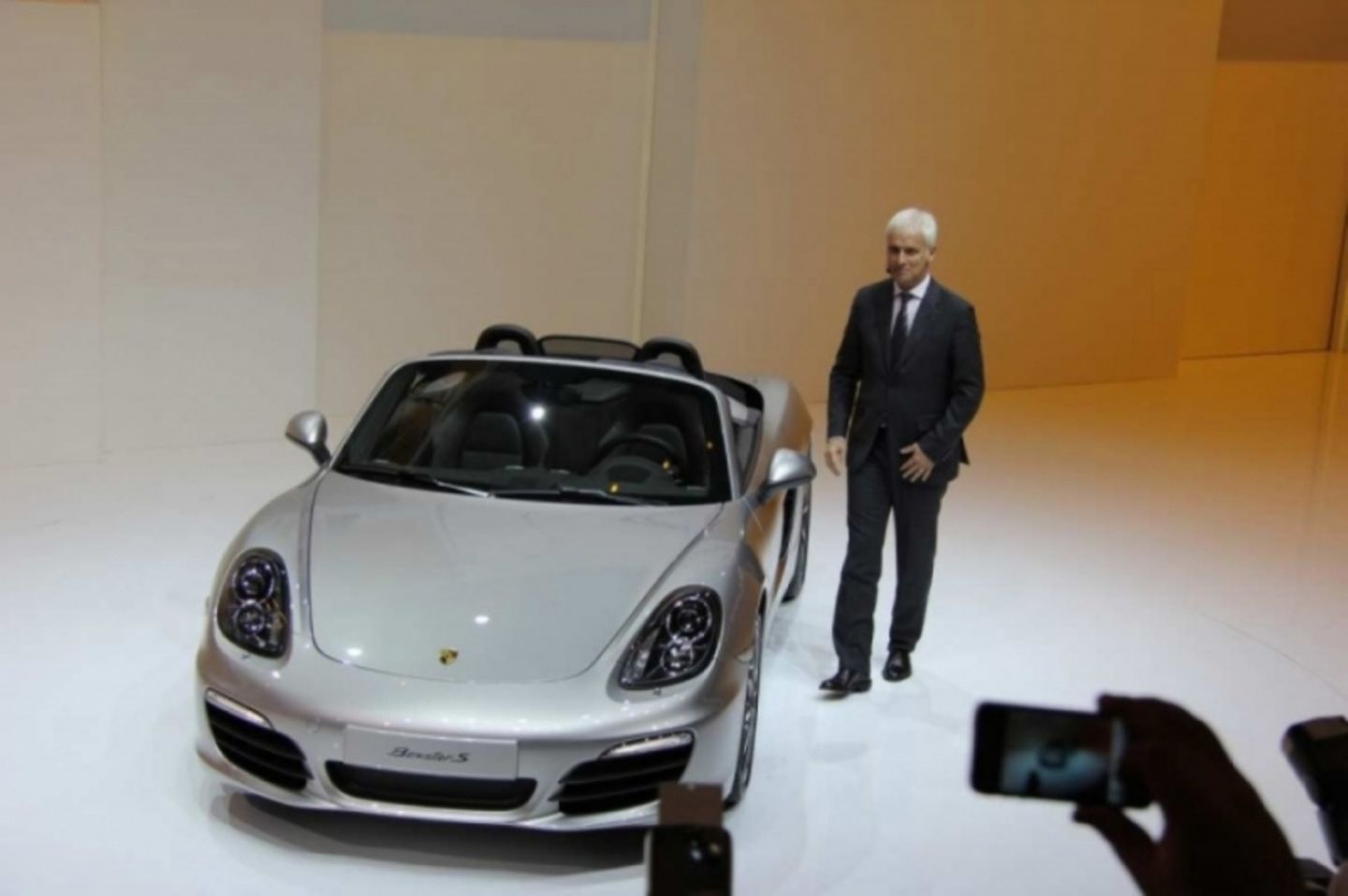 Porsche-Chef Matthias Müller neben dem Boxster.