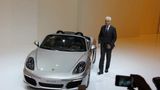 Porsche-Chef Matthias Müller neben dem Boxster.