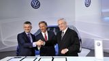 Michael Horn, William Edward Haslam (Gouverneur des Bundesstaates Tennessee) und VW-Chef Martin Winterkorn