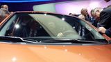VW-Chef Martin Winterkorn zusammen mit Ulrich Hackenberg im Hyundai i10 auf der IAA.