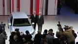 Martin Winterkorn und Ulrich Hackenberg posieren neben ihrem neuen Star.