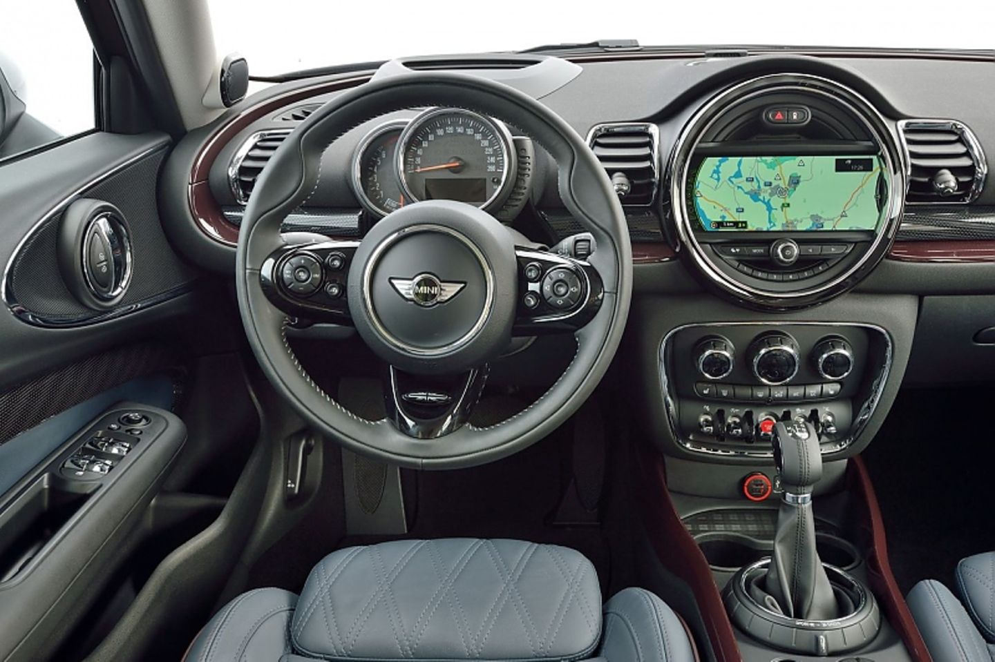 Das Cockpit hat die typische Mini-OPtik