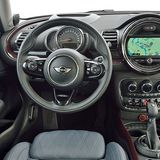 Das Cockpit hat die typische Mini-OPtik