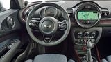 Das Cockpit hat die typische Mini-OPtik