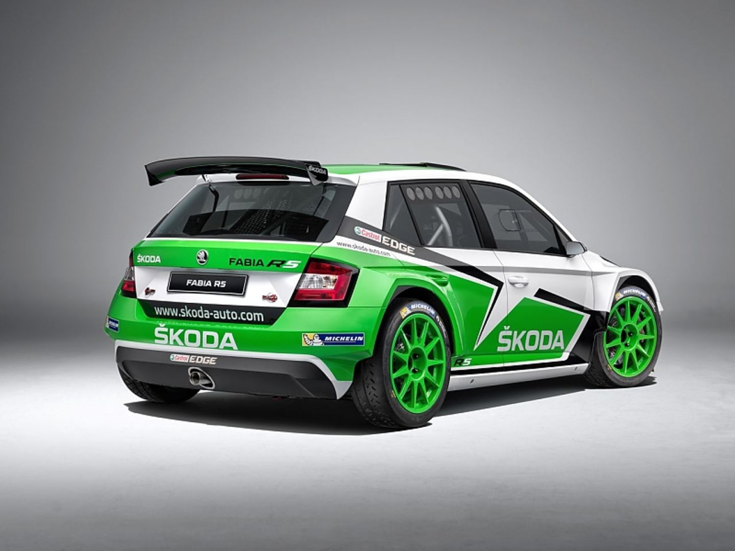 Die grün-weiße Kriegsbemalung verleiht dem Fabia R5 eine martialische Optik