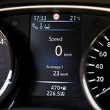 Nissan X Trail 1.6 DIG-T: Das Display zwischen den Rundinstrumenten gibt Auskunft über Bordcomputer-Werte