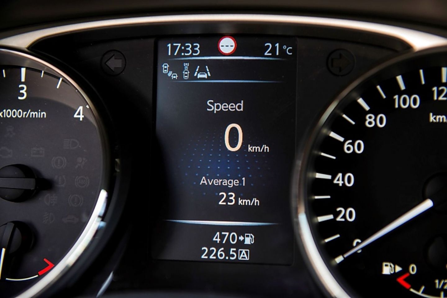 Nissan X Trail 1.6 DIG-T: Das Display zwischen den Rundinstrumenten gibt Auskunft über Bordcomputer-Werte