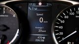 Nissan X Trail 1.6 DIG-T: Das Display zwischen den Rundinstrumenten gibt Auskunft über Bordcomputer-Werte