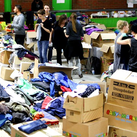 In der Kleiderkammer in Dortmund werden ankommende Flüchtlinge versorgt. 