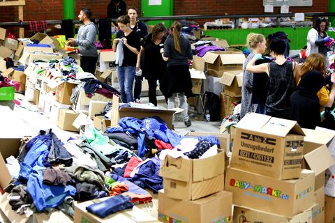 In der Kleiderkammer in Dortmund werden ankommende Flüchtlinge versorgt. 