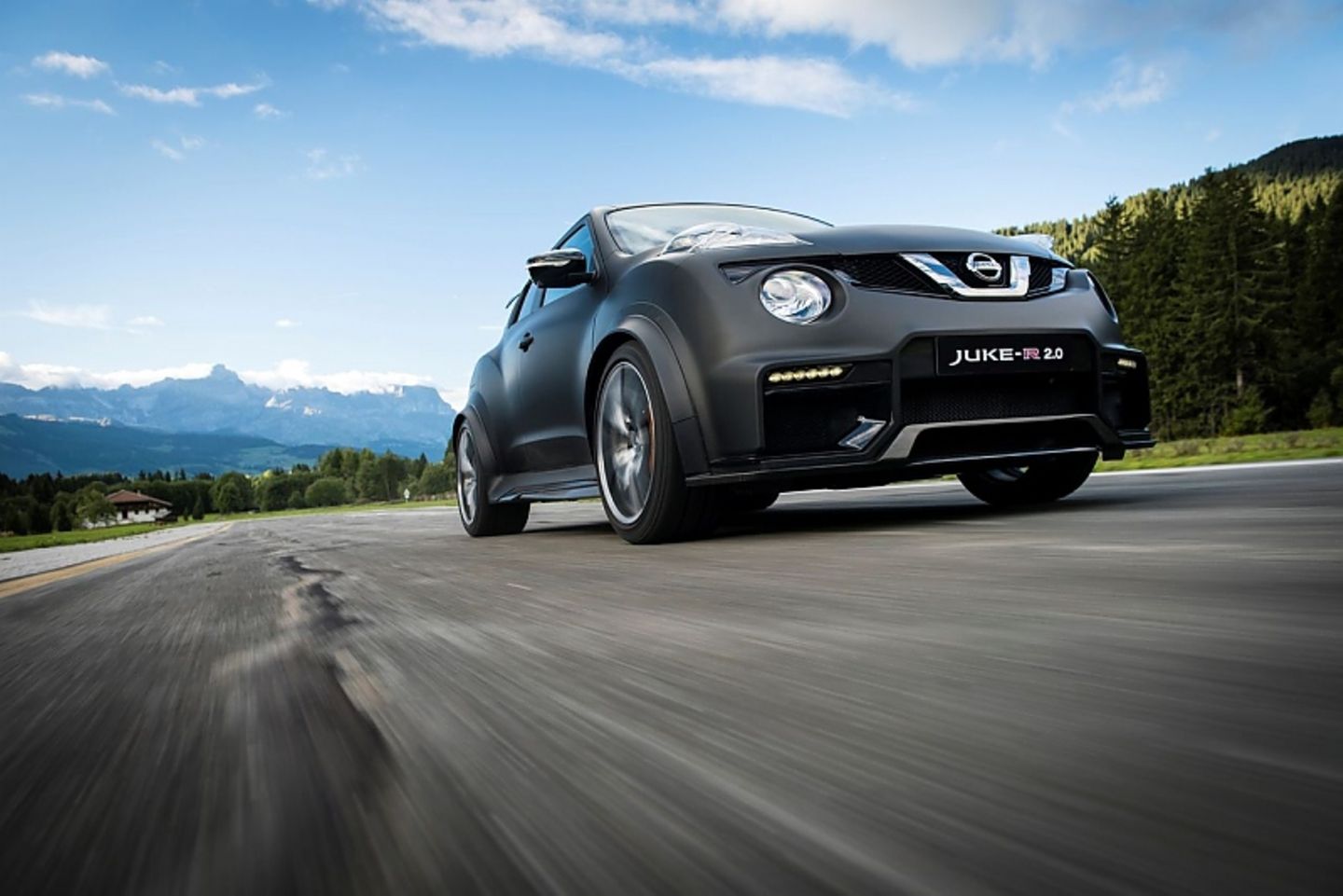 Der Nissan Juke-R 2.0 steht auf mächtigen Walzen
